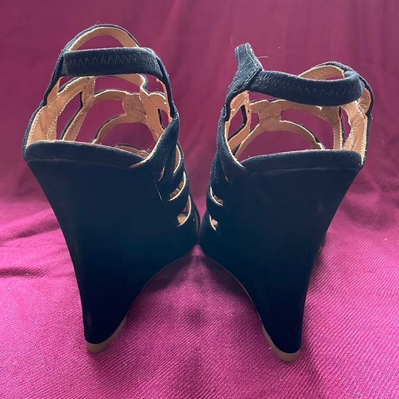 Tahari Gorgeous Black Suede Leather Meredith Wedge Sandals. Size 8. New in Box! - Picture 12 of 14